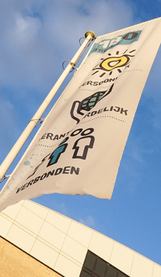 Vlag met kernwaarden wappert voor de school