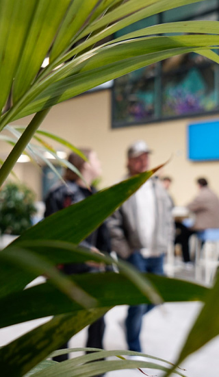 Studenten lopen voorbij in de wandelgang