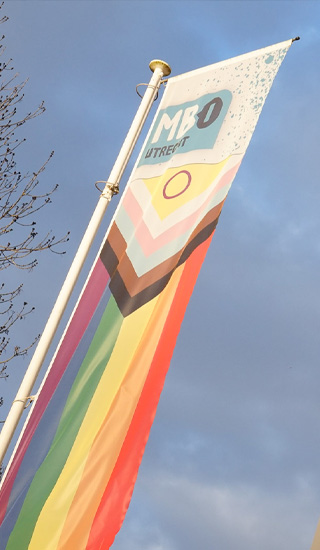 lhbtqi+ vlag wappert voor de school