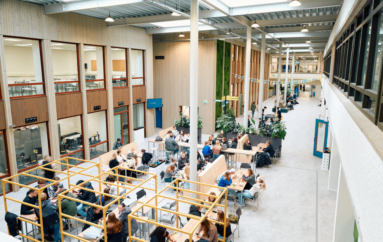 Mbo-studenten lunchen in de centrale kantine van de Onderwijsboulevard