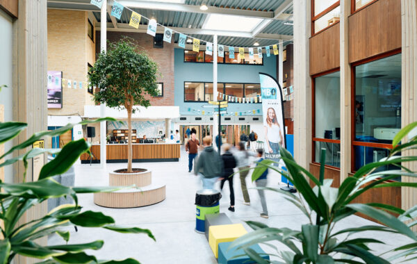 MBo-studenten bewegen langs de informatiebalie in de Onderwijsboulevard