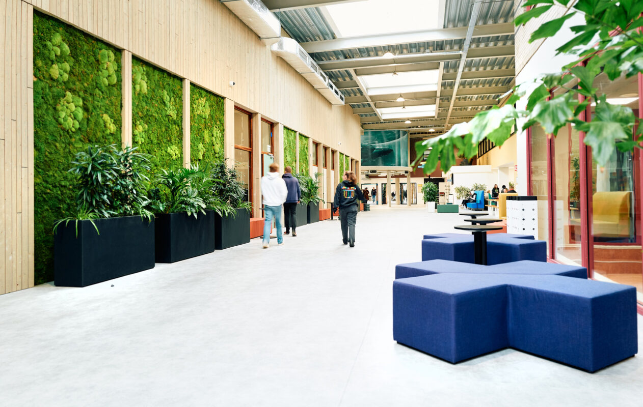 Mbo-studenten lopen in de centrale ruimte op de Onderwijsboulevard