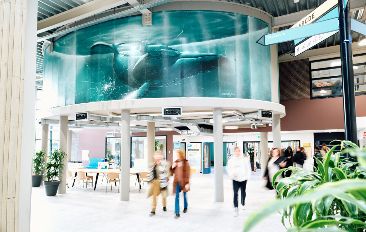 Bezoekers lopen door centrale ruimte van de onderwijsboulevard van MBO Utrecht