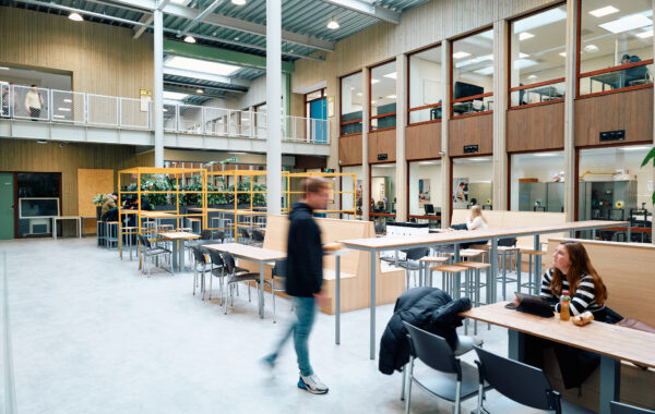 Mbo-studenten bewegen zich in de centrale kantine van de Onderwijsboulevard
