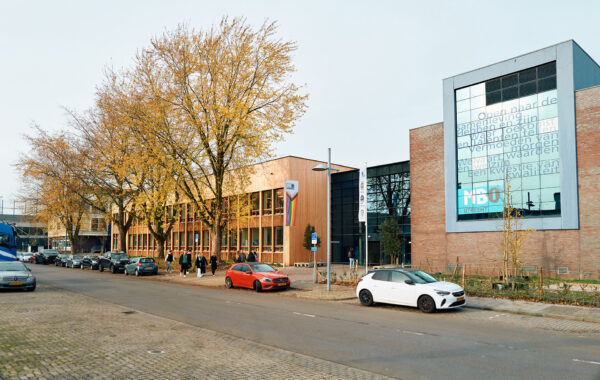 De voorzijde van de buitenkant van de Onderwijsboulevard