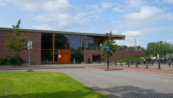 Voorkant van de Sporthal op het Sportpark in Zuilen
