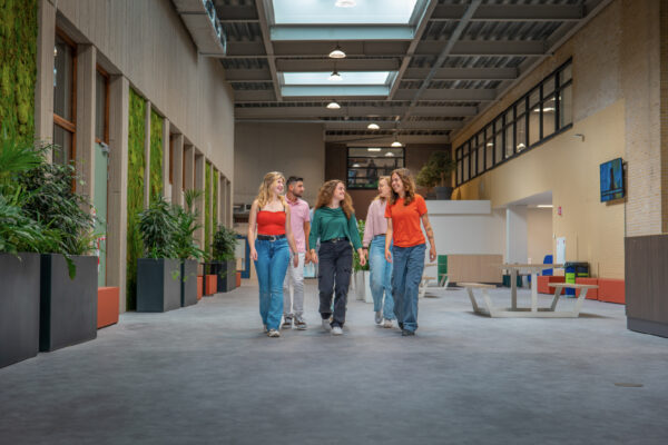 Groepje mbo-studenten lopen door de gang bij MBO Utrecht