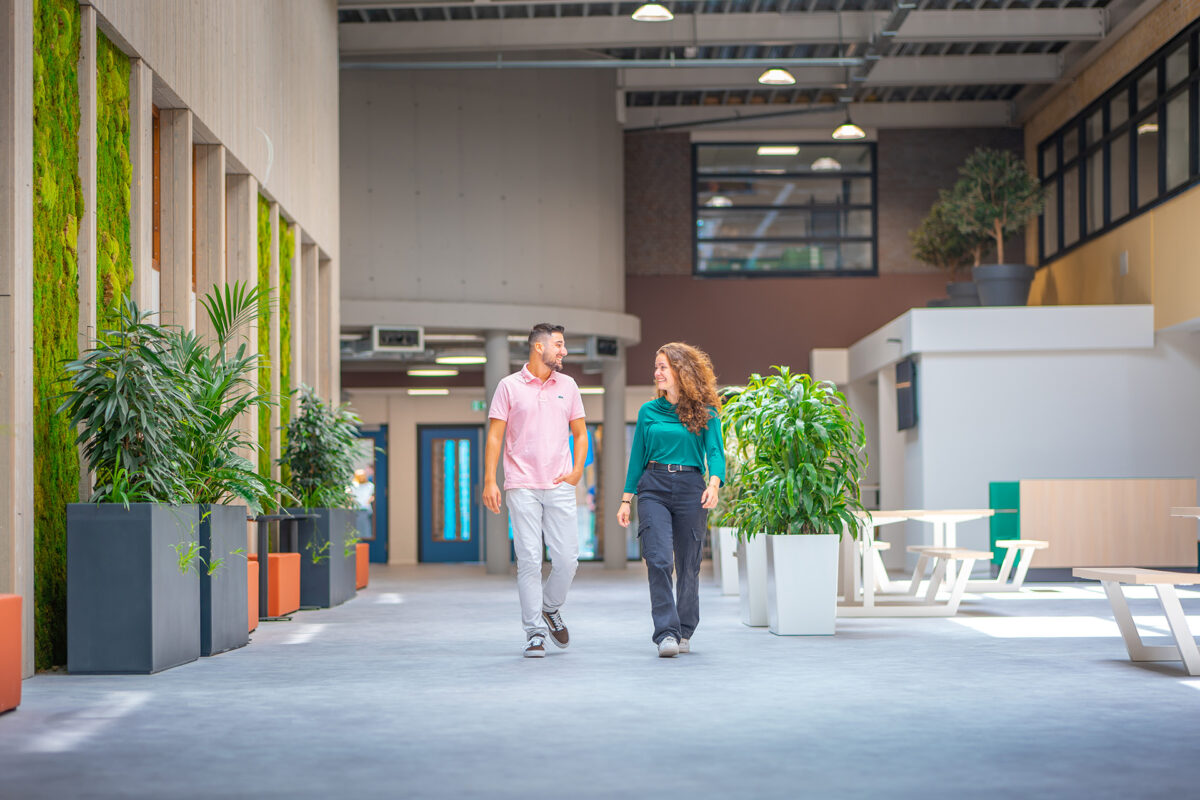 twee mbo-studenten lopen in de brede gangen van MBO Utrecht