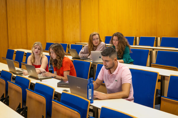 Mbo-studenten werken voor zichzelf in een collegezaal