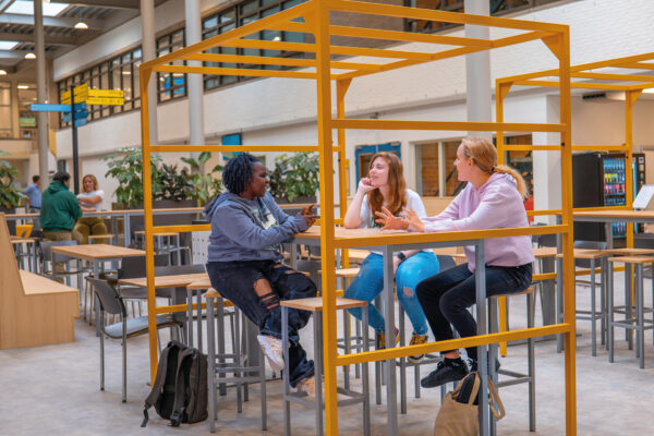 Studenten in gesprek in de algemene kantine op de Onderwijsboulevard