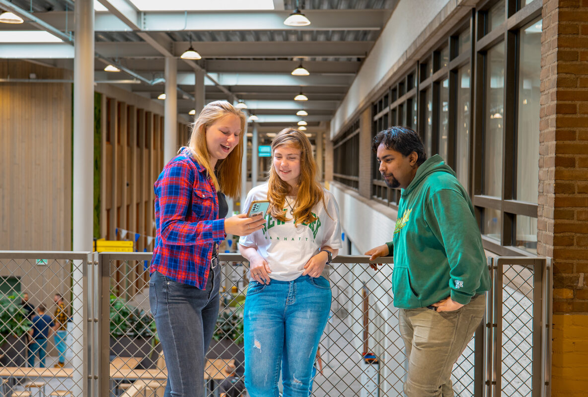 Drie mbo-studenten houden pauze in de centrale hal
