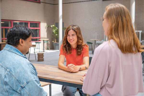Drie mbo-studenten houden samen pauze
