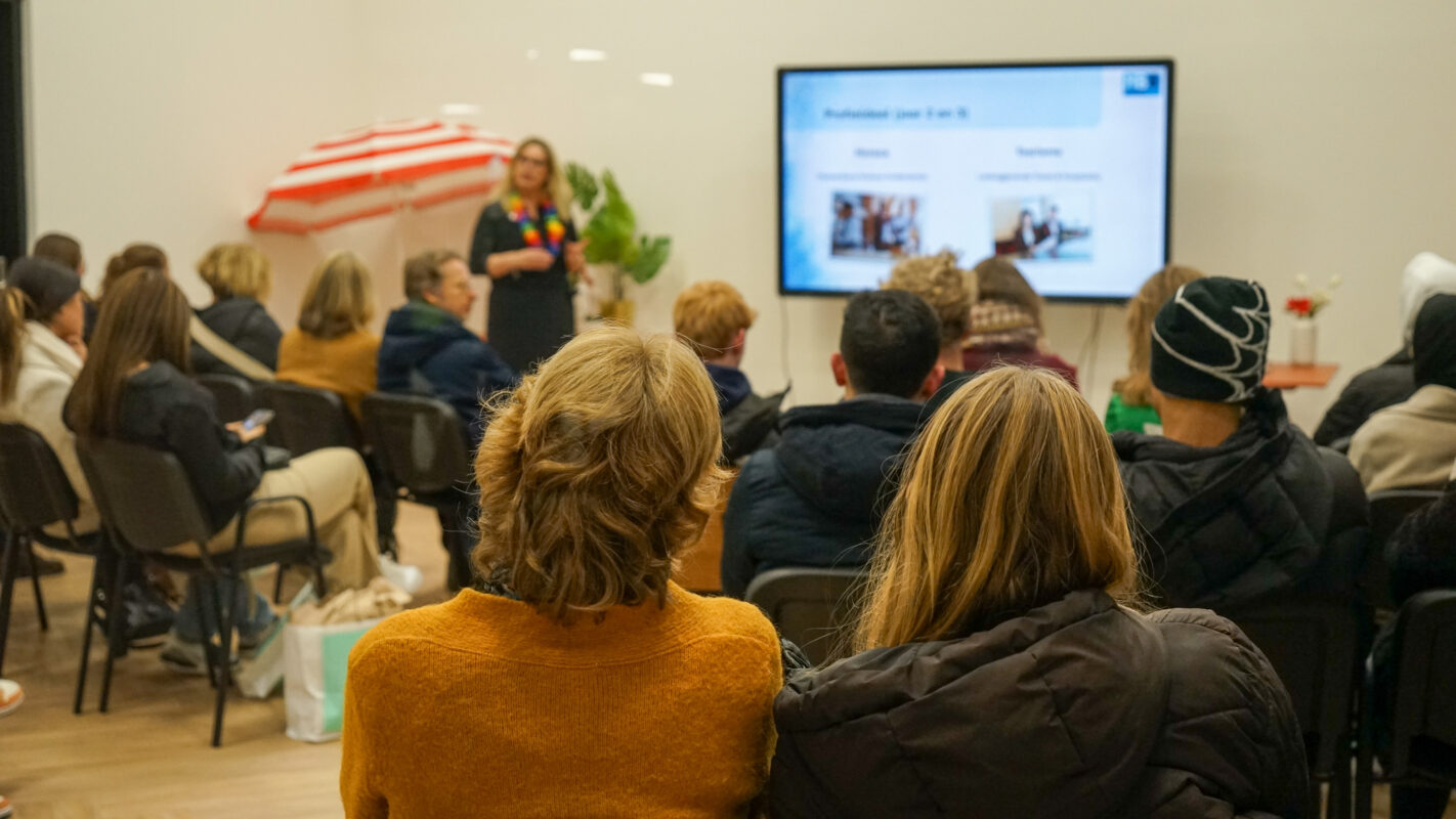 Ouder en studiekiezers volgens samen een presentatie op de Open Dag
