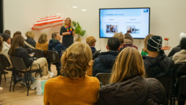 Ouder en studiekiezers volgens samen een presentatie op de Open Dag