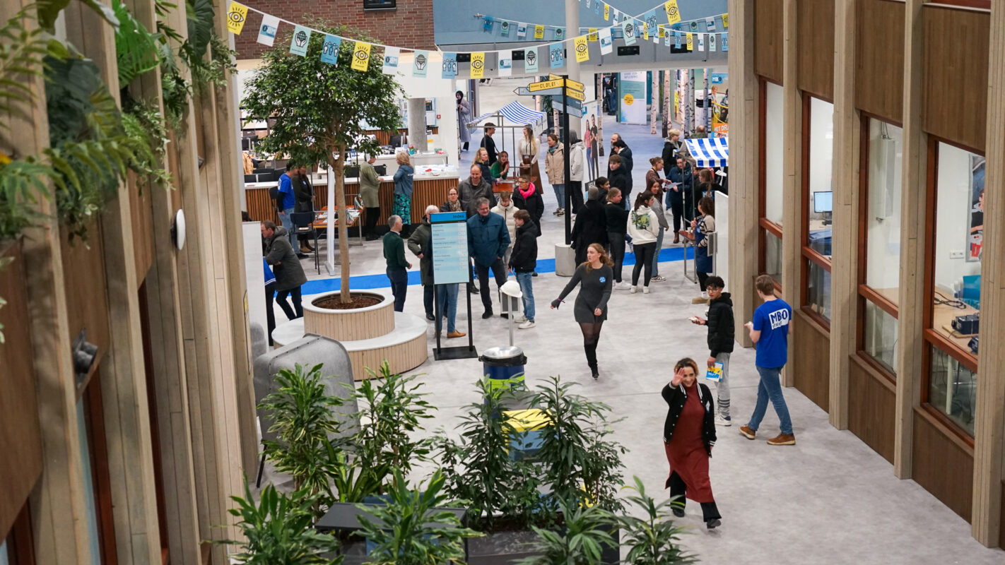 Een volle entree tijdens de Open Dag op de Onderwijsboulevard