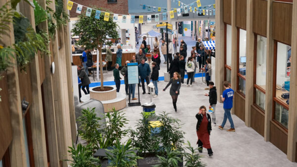 Een volle entree tijdens de Open Dag op de Onderwijsboulevard