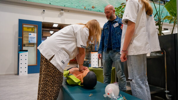 Studenten oefenen met reanimeren op een pop op de Open Dag