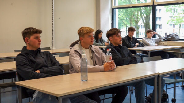 Studiekiezers zitten in de klas tijdens een meeloopdag