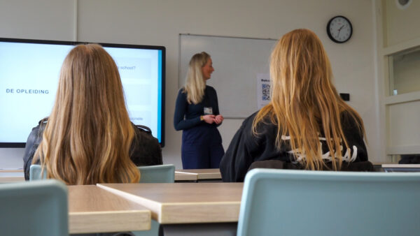 Docent staat voor de klas bij een orientatiemoment