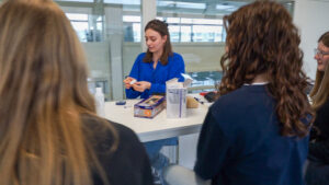 Student toont vaardigheden bij een orientatieworkshop