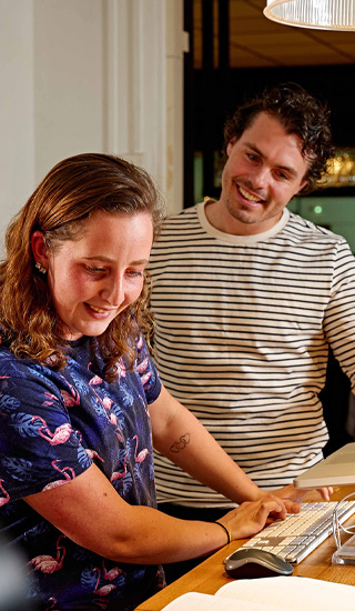 Toerismestudent achter de balie