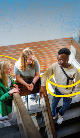 Drie mbo-studenten zijn in gesprek in een trappenhuis