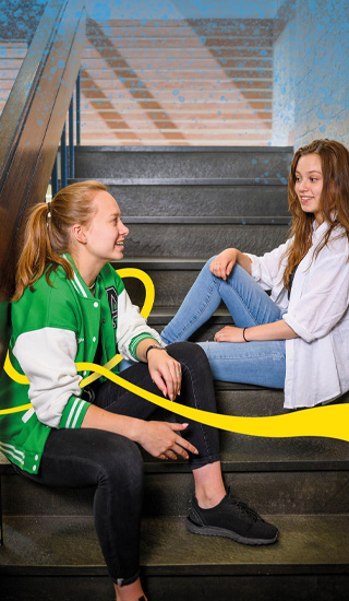 twee mbo-studenten praten op de trap tegenover elkaar