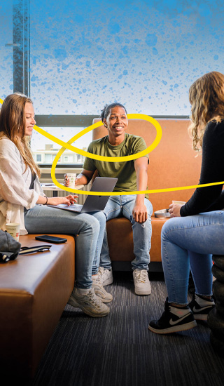 drie mbo-studenten zijn in gesprek op de banken in de school