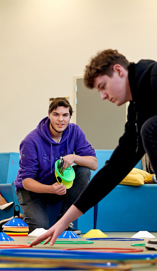 Studenten van onderwijs en kinderopvang bereiden een les voor