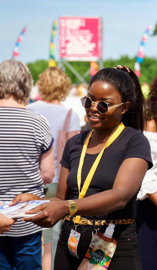 Student marketing en evenementen deelt promotiemateriaal uit