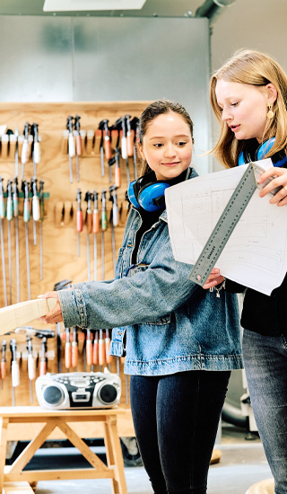 Studenten bouwkunde werken aan een project in houtwerkplaats