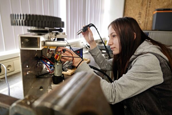 MBO-studente Technicus Engineering aan het werk in een praktijklokaal