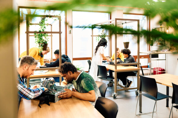 mbo-studenten aan het werk in ICT lokaal