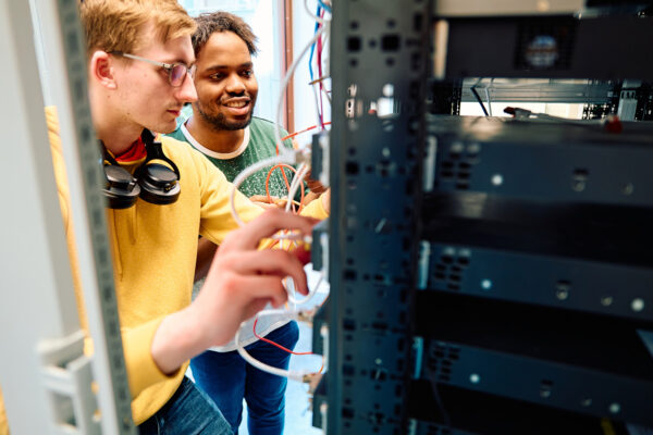 Mbo studenten ICT aan het werk tijdens praktijklessen in een serverruimte