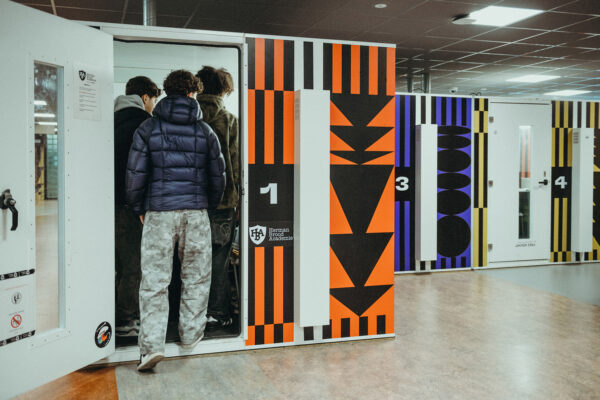 muziekstudenten staan in muziek studio