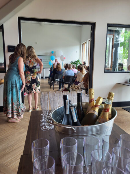 Docenten en ouders bij een diplomering