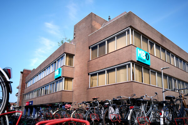 Vooraanzicht vanaf beneden van onze locatie in Hilversum