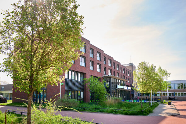 Zijaanzicht van het gebouw in Leerdam waar MBO Utrecht les geeft