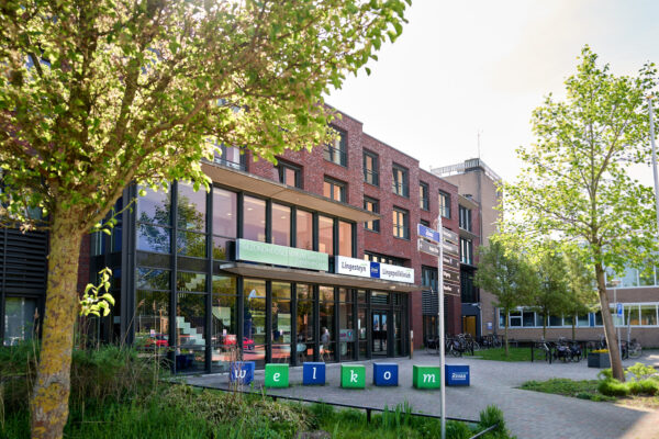 Voorzijde schuin van het gebouw in Leerdam waar MBO Utrecht les geeft