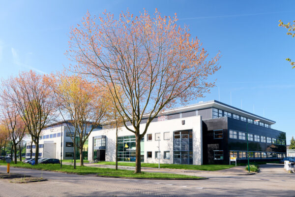 Voorkant van het gebouw in Houten waar MBO Utrecht OpMaat les geeft