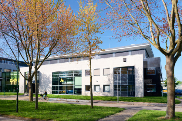 Voorkant van het gebouw in Houten waar MBO Utrecht OpMaat les geeft