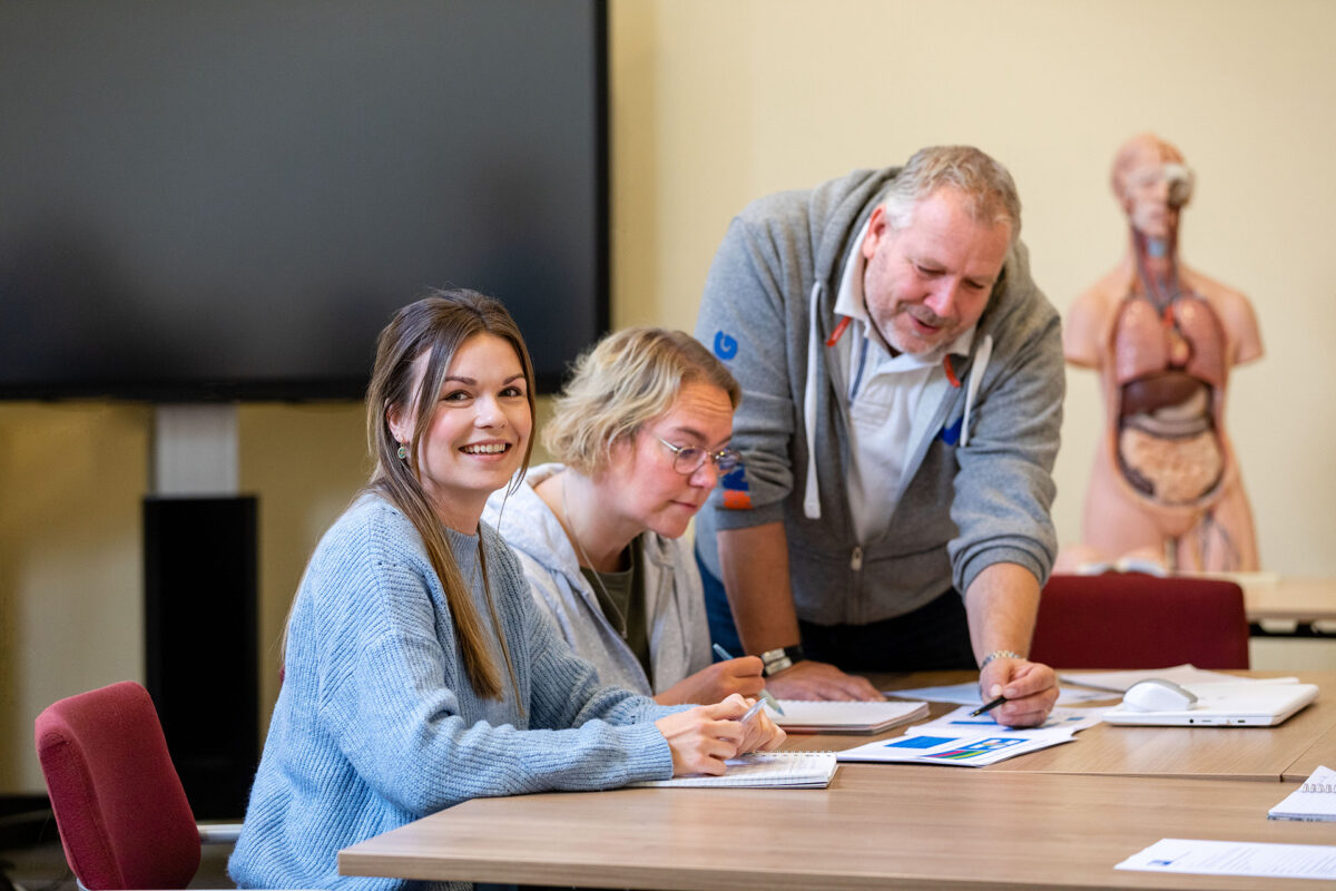 Studenten Volwassenenonderwijs in een theorie-les