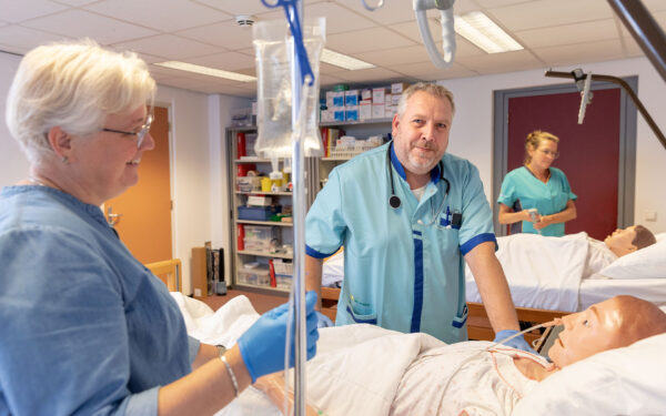 Studenten Volwassenenonderwijs in een zorgpraktijklokaal