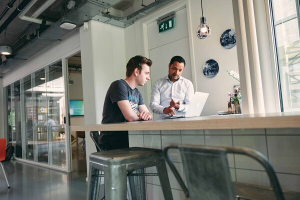 Student op stage in gesprek met een opdrachtgever