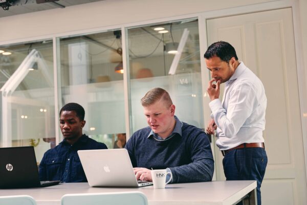 Student op stage stagebegeleider kijkt mee