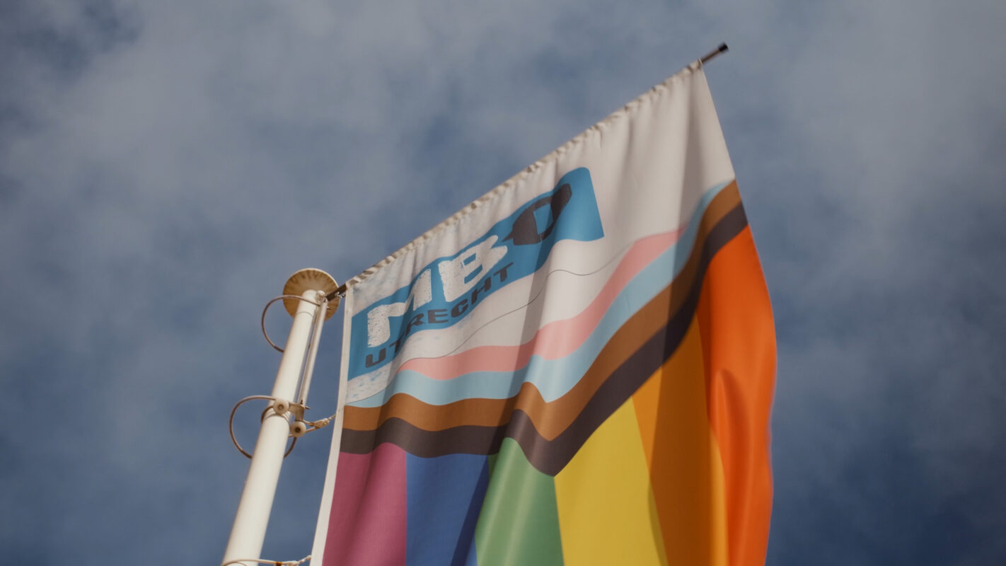 Still uit de promotievideo vlag wappert voor de school