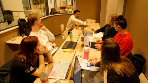 Een groep studenten in het opleidingshuis een initiatief van Academie 10