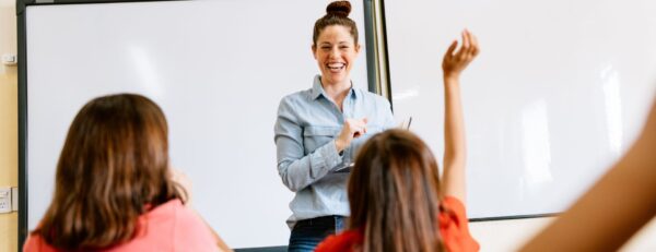 Onderwijsassistent vrije school staat voor de klas