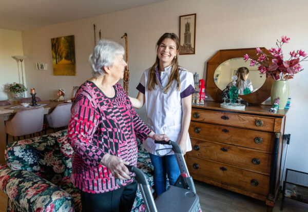 Student Welzijn helpt cliënt met haar rollator