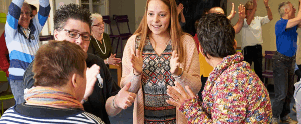 Student Persoonlijk begeleider met cliënten in een spelsituatie